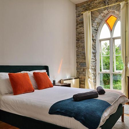 Finest Retreats - Luxury Converted Chapel With Hot Tub & Games Room ディナス・マウズイ エクステリア 写真