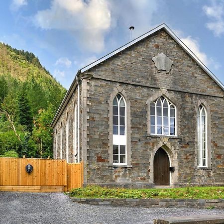 Finest Retreats - Luxury Converted Chapel With Hot Tub & Games Room ディナス・マウズイ エクステリア 写真