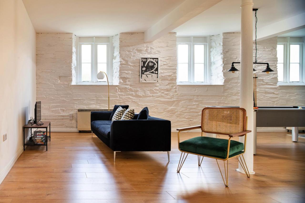 Finest Retreats - Luxury Converted Chapel With Hot Tub & Games Room ディナス・マウズイ エクステリア 写真