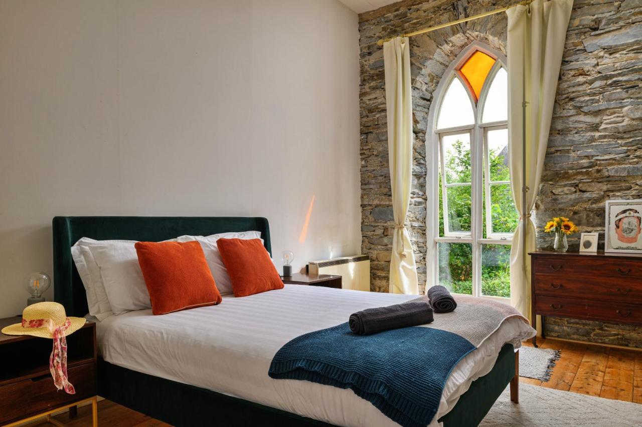 Finest Retreats - Luxury Converted Chapel With Hot Tub & Games Room ディナス・マウズイ エクステリア 写真
