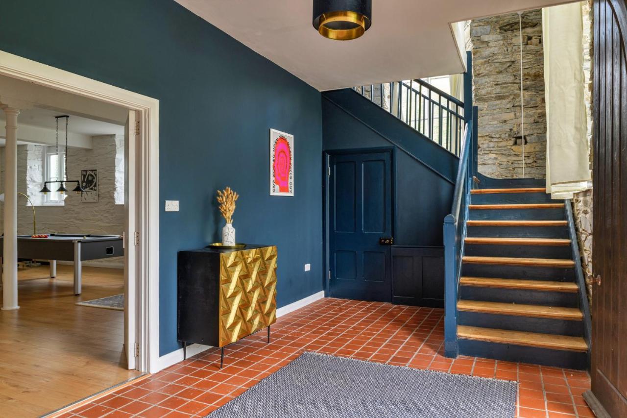 Finest Retreats - Luxury Converted Chapel With Hot Tub & Games Room ディナス・マウズイ エクステリア 写真