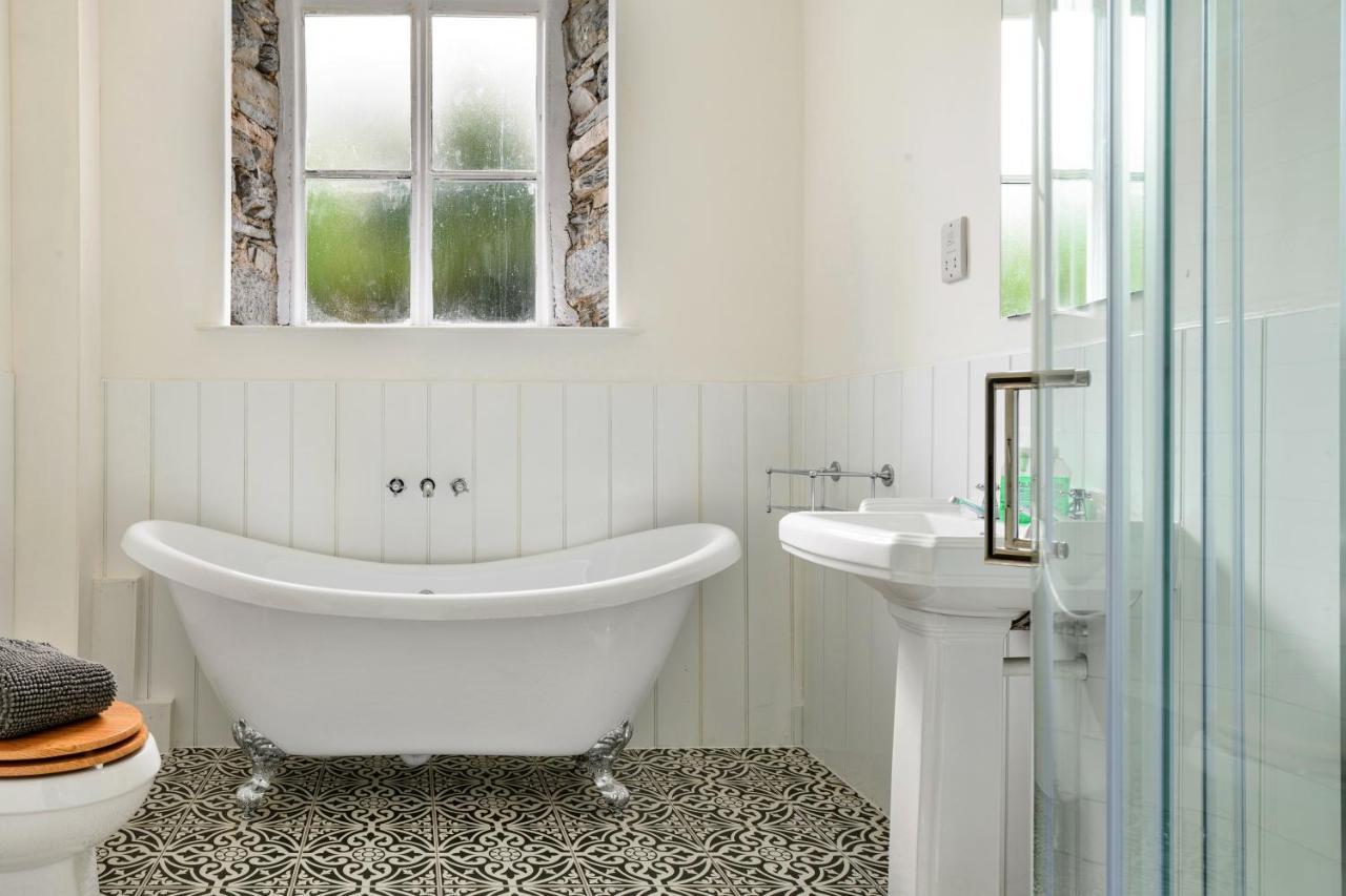 Finest Retreats - Luxury Converted Chapel With Hot Tub & Games Room ディナス・マウズイ エクステリア 写真
