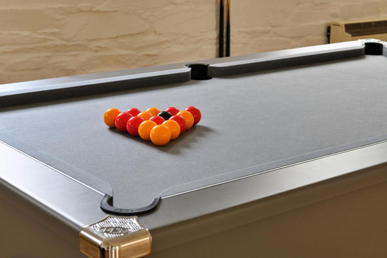 Finest Retreats - Luxury Converted Chapel With Hot Tub & Games Room ディナス・マウズイ エクステリア 写真