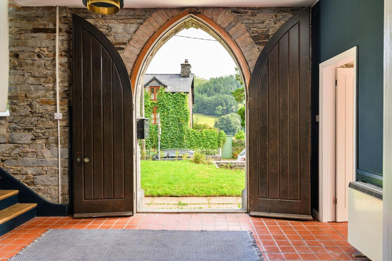Finest Retreats - Luxury Converted Chapel With Hot Tub & Games Room ディナス・マウズイ エクステリア 写真