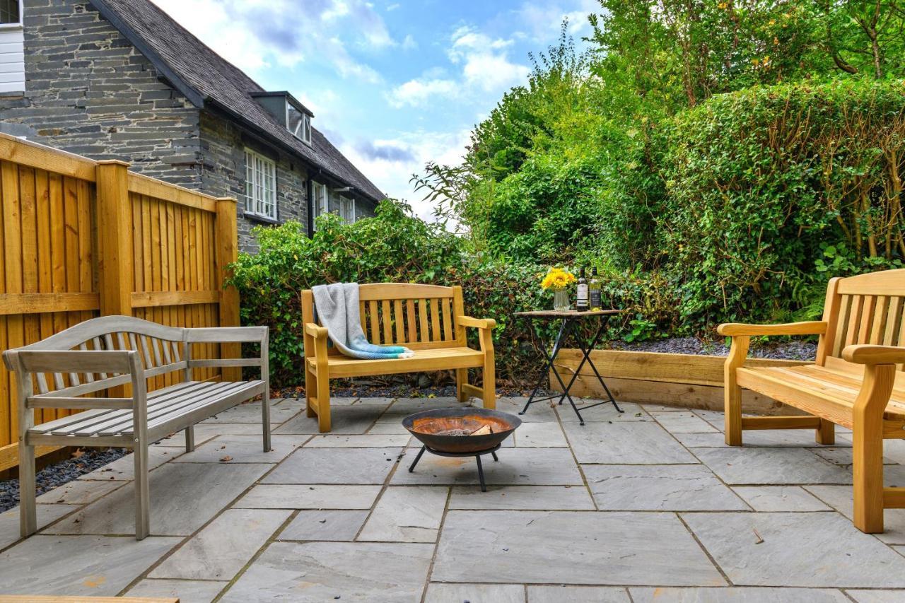 Finest Retreats - Luxury Converted Chapel With Hot Tub & Games Room ディナス・マウズイ エクステリア 写真