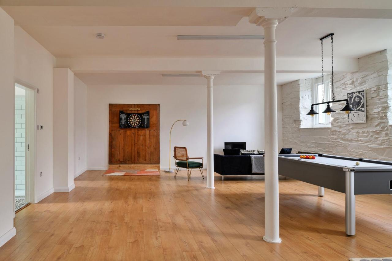 Finest Retreats - Luxury Converted Chapel With Hot Tub & Games Room ディナス・マウズイ エクステリア 写真
