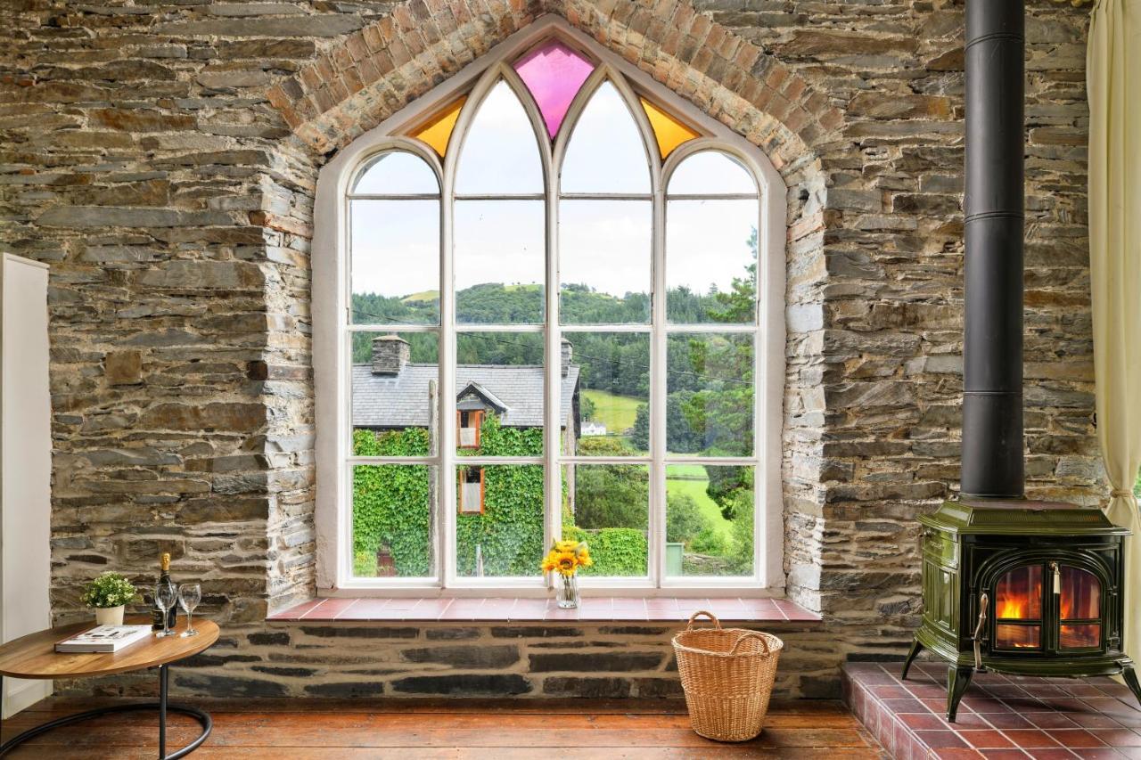 Finest Retreats - Luxury Converted Chapel With Hot Tub & Games Room ディナス・マウズイ エクステリア 写真