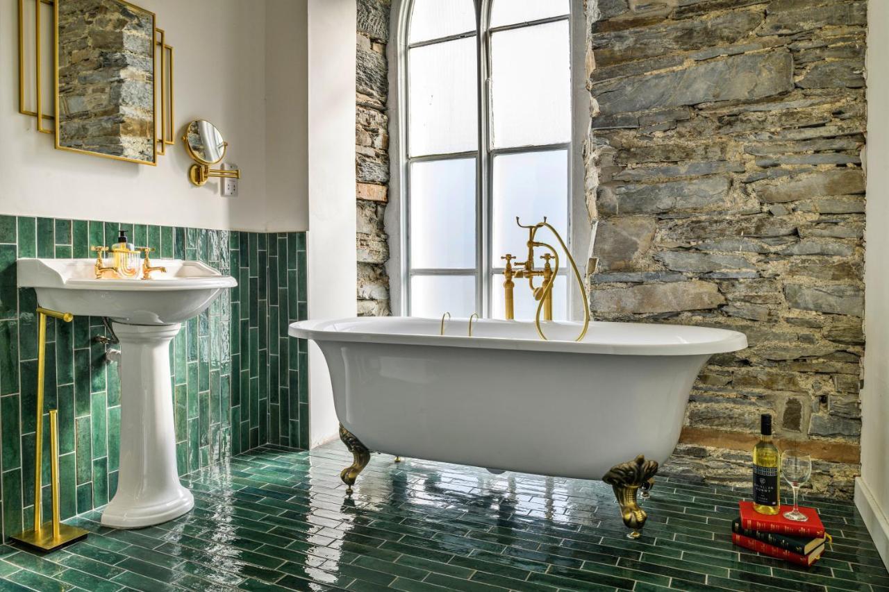 Finest Retreats - Luxury Converted Chapel With Hot Tub & Games Room ディナス・マウズイ エクステリア 写真
