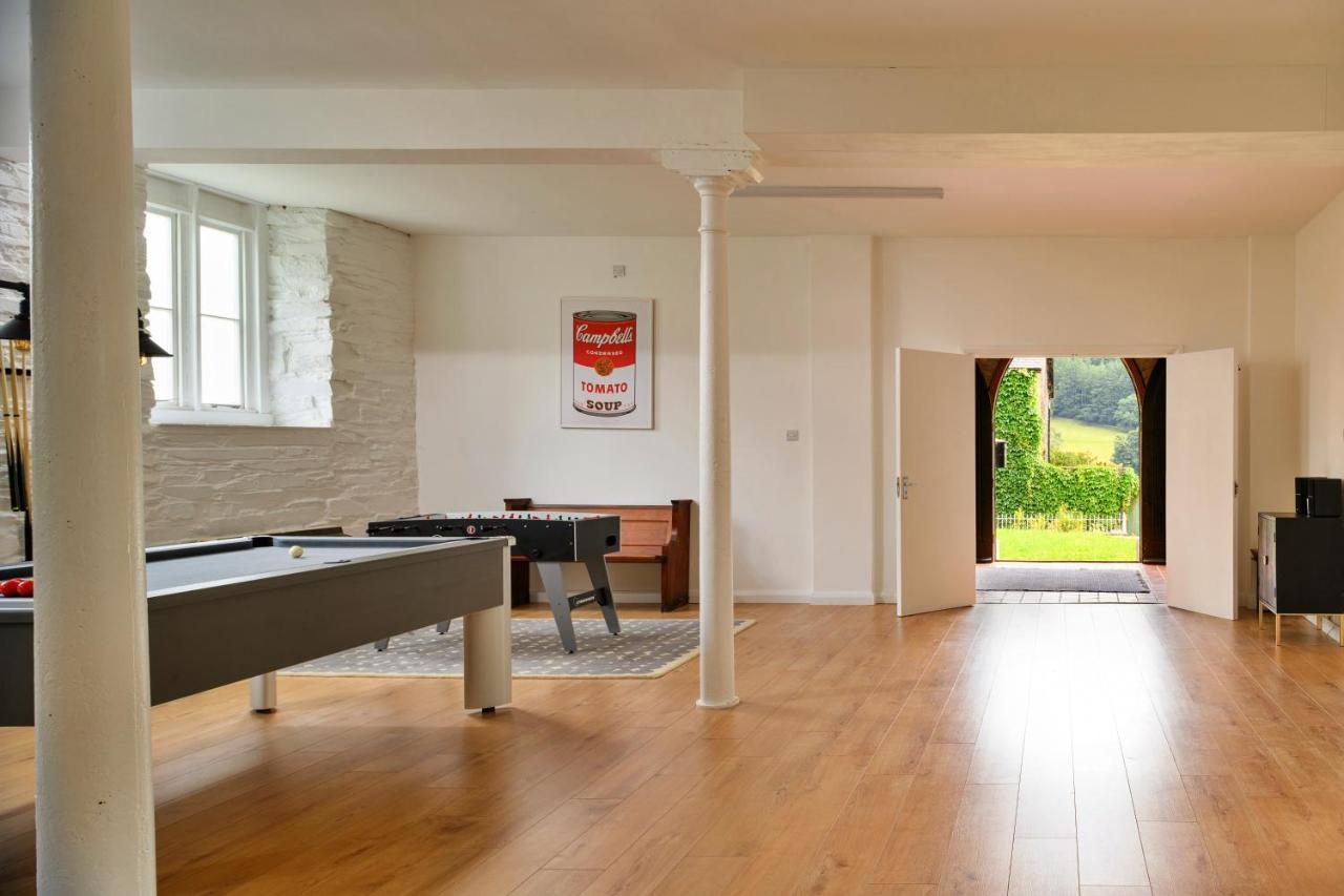 Finest Retreats - Luxury Converted Chapel With Hot Tub & Games Room ディナス・マウズイ エクステリア 写真